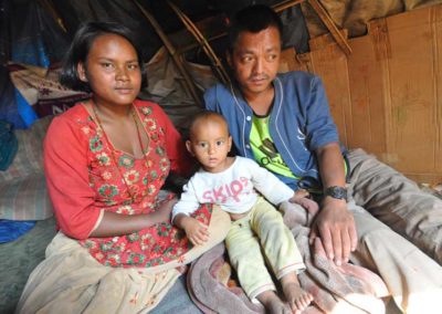 Kathmandu, famiglia di terremotati in una tenda