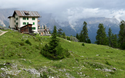 LA VILLA AL RIFUGIO GARDENACIA (PARCO PUEZ-ODLE, VAL BADIA, ALTO ADIGE)