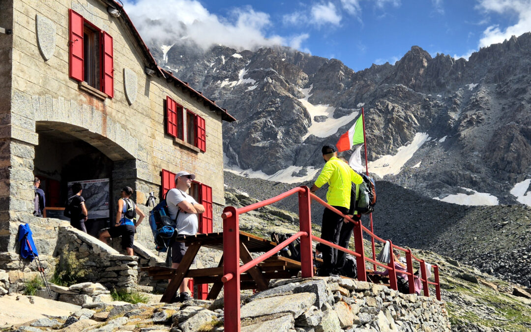 DAL PIANO DI PREDA ROSSA AL RIFUGIO PONTI (MONTE DISGRAZIA, VAL MASINO, LOMBARDIA)